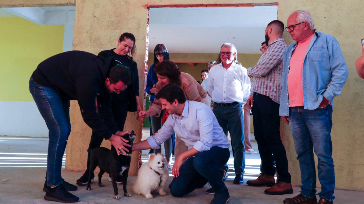 Eduardo Pimentel apresenta área do hospital veterinário gratuito de Curitiba