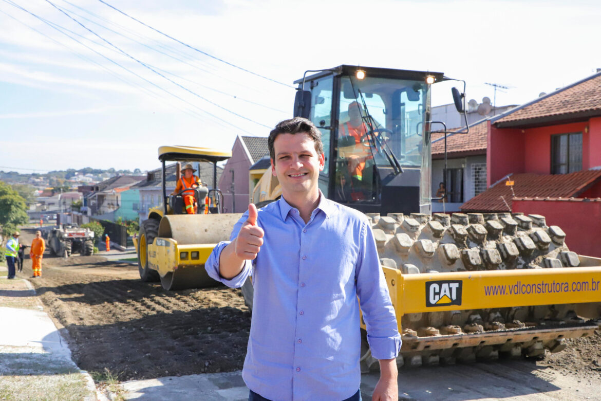 Eduardo Pimentel vistoria obras escolhidas pela população no Fala Curitiba