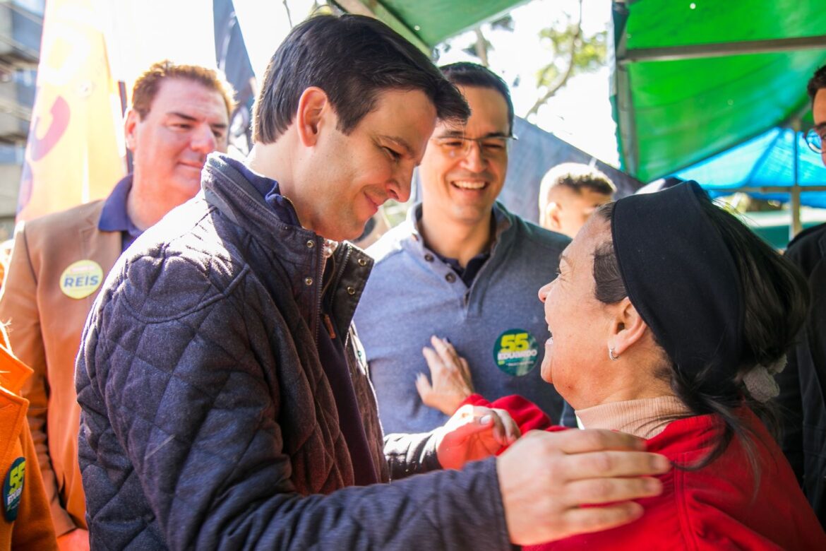 Ao lado de Deltan Dallagnol, Eduardo homenageia feirantes em seu dia e reafirma estímulo à alimentação saudável