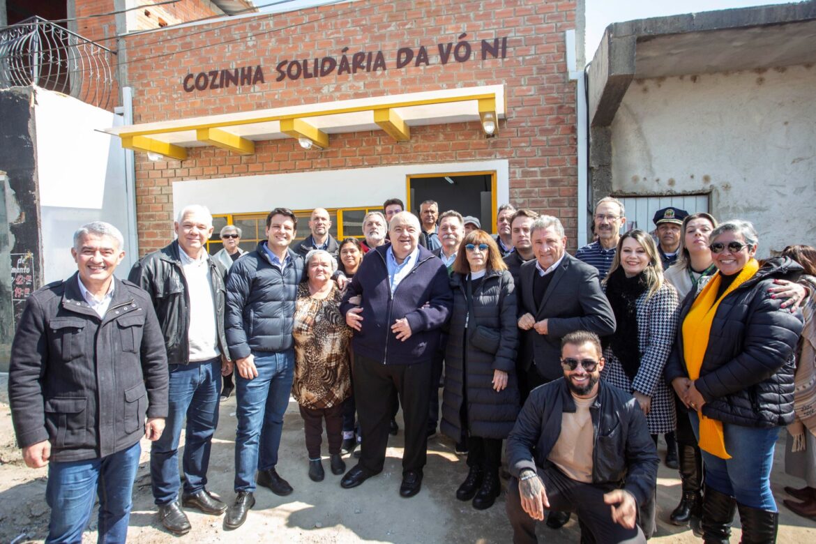 Ao lado de Greca, Eduardo Pimentel diz, em inauguração de cozinha solidária, que a Caximba vai ficar ainda melhor