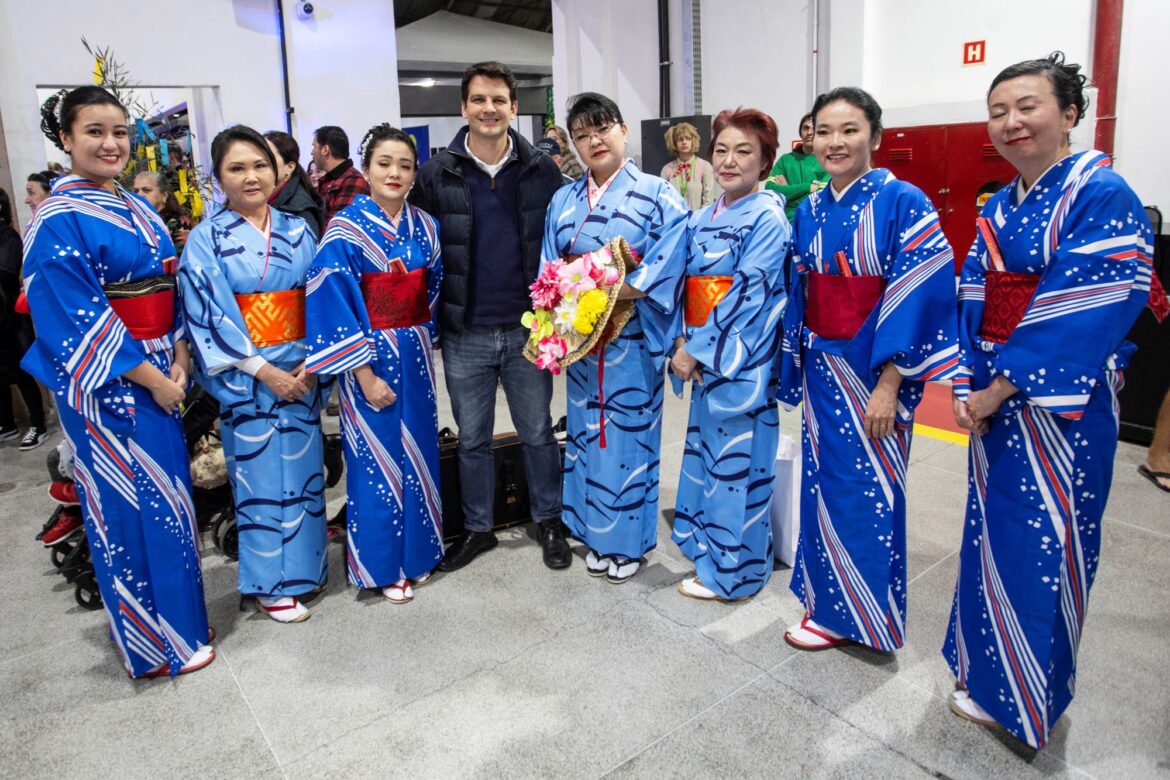 Eduardo Pimentel acompanha atrações do Festival Oriental do Mercado Municipal Capão Raso