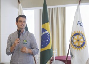 Eduardo percorre bairros e participa de sabatina do Rotary, em que detalha propostas para Saúde e Educação