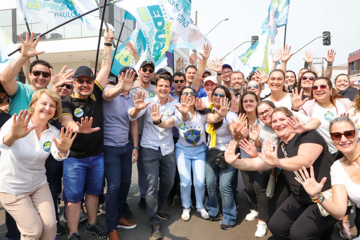 Eduardo participa de Desfile no Pinheirinho e confirma mais creches, ciclovias e asfalto novo para o bairro