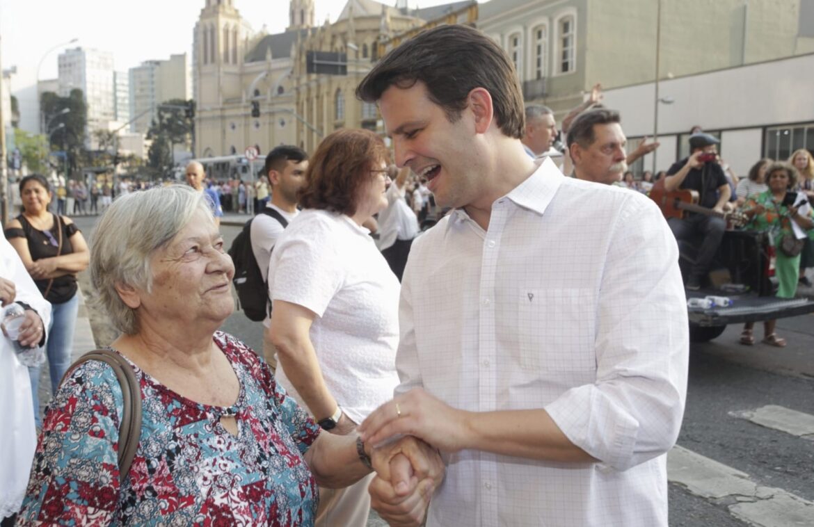 “Vai ser nosso prefeito”, diz população a Eduardo em dia de homenagens à padroeira de Curitiba