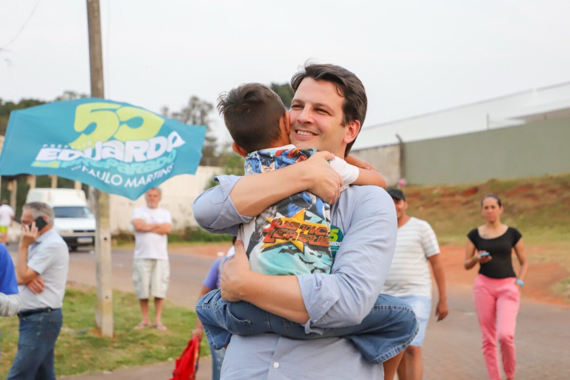 Onda verde do número 55 de Eduardo Pimentel toma conta das ruas dos bairros São Miguel e Vila Corbélia