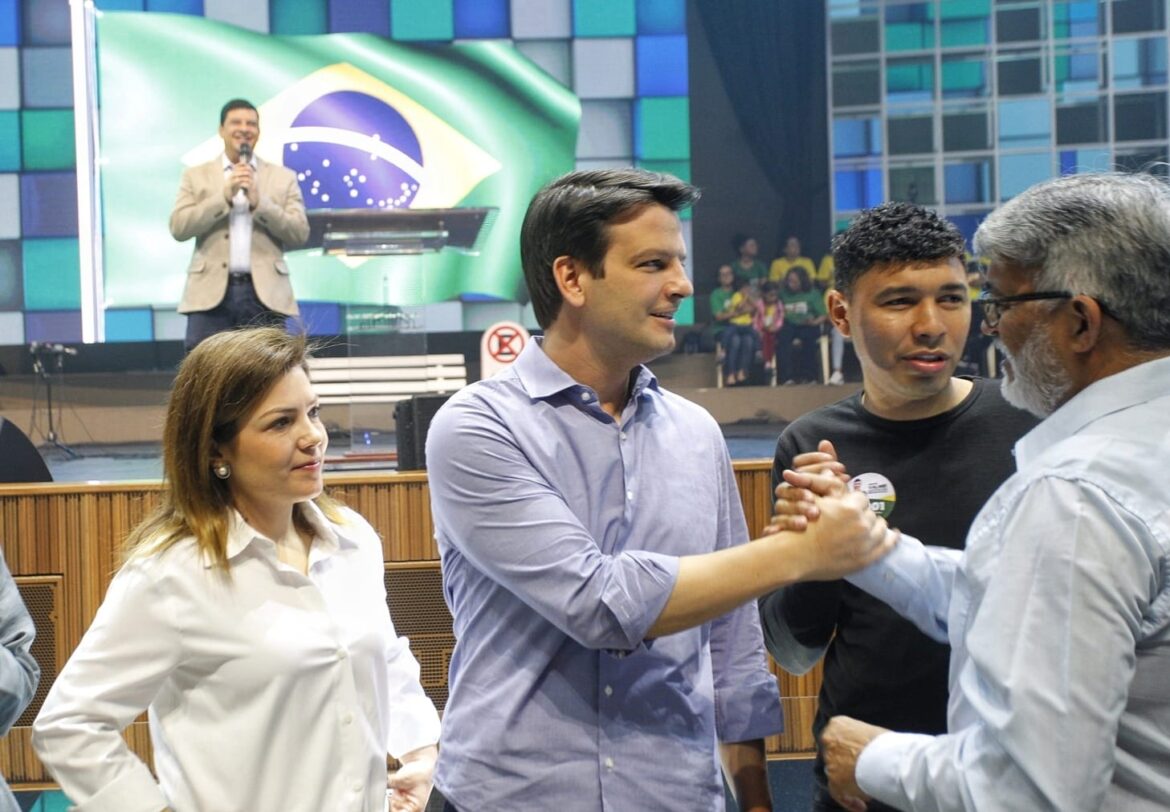 Eduardo participa de celebrações religiosas neste domingo e recebe elogios pelo desempenho em debate