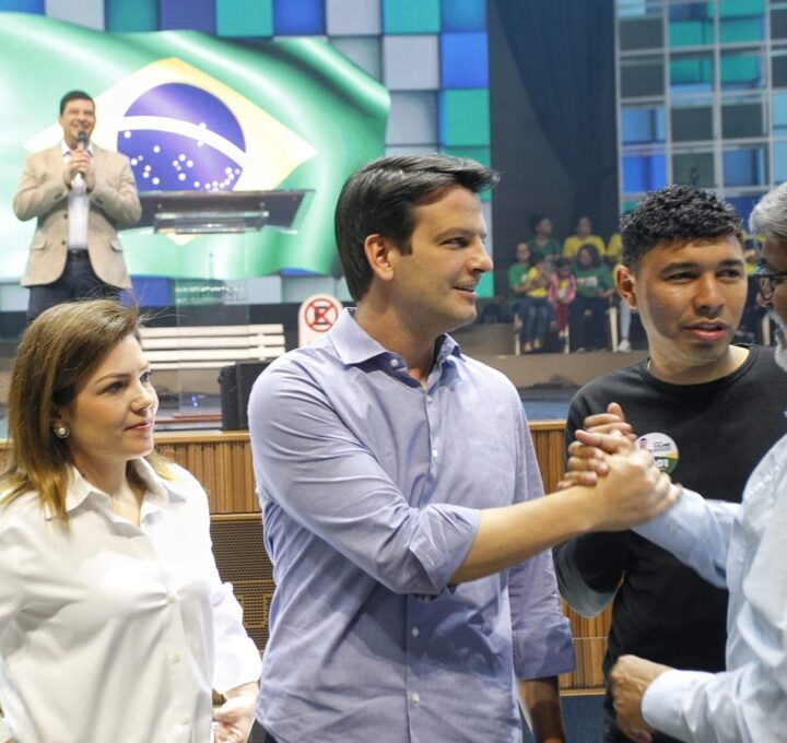 Eduardo participa de celebrações religiosas neste domingo e recebe elogios pelo desempenho em debate