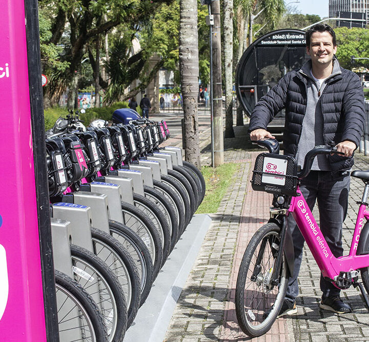 O vice-prefeito Eduardo Pimentel inaugura a 50ª estação do sistema de aluguel de bicicletas compartilhadas em Curitiba no Dia Nacional do Ciclista. Curitiba, 19/08/2023. Foto:Ricardo Marajó/SMCS