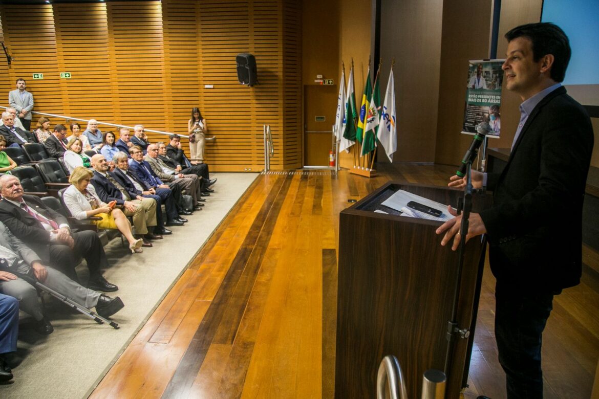 Eduardo anuncia expansão das ações de proteção animal e recebe o apoio da classe veterinária