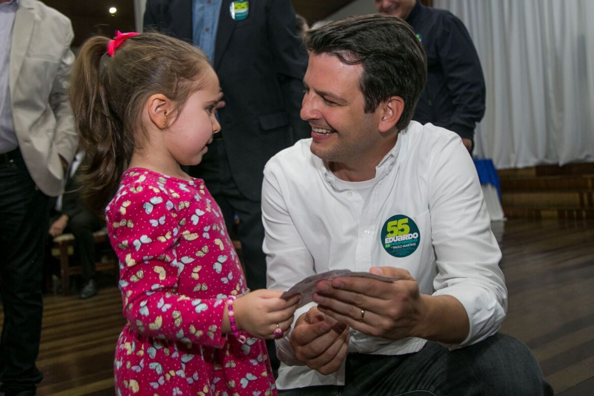 Em evento com jornaleiros, Eduardo recebe carinho das crianças e diz que vai implantar projeto de revitalização de bancas de jornais