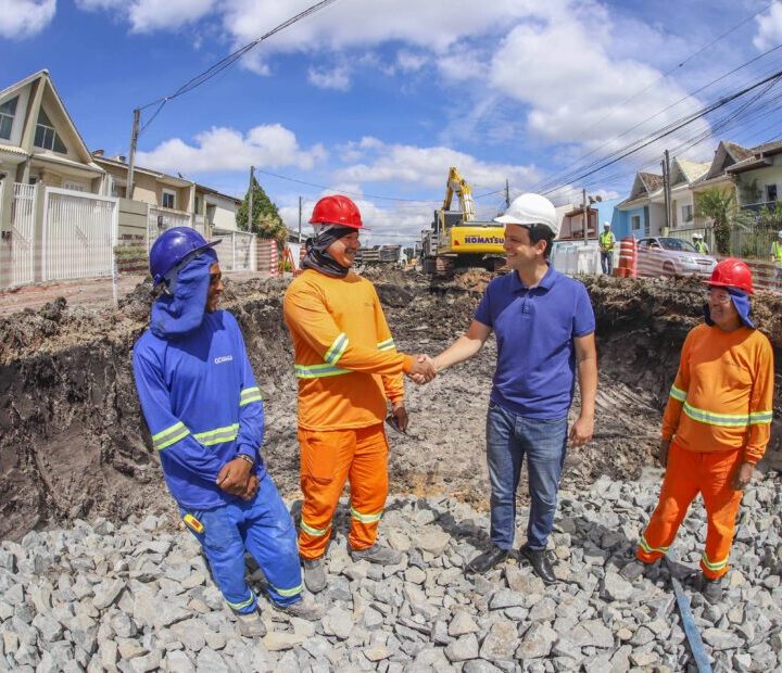 Vice_Prefeito Eduardo Pimentel vistoria obras do Lote 4 do Novo Inter 2 na Rua Osmário de Lima no bairro Cajuru  - Curitiba, 11/01/2024 - Foto: Daniel Castellano / SMCS