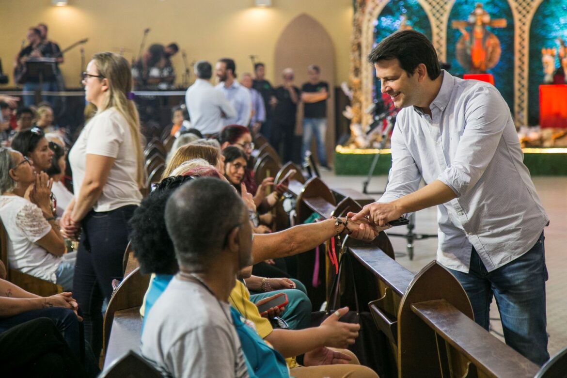 No Santuário Nossa Senhora de Guadalupe, Eduardo recebe o carinho de apoiadores