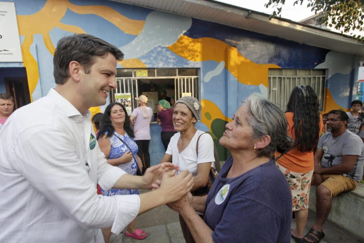 “Vamos construir 20 mil casas populares em Curitiba”, diz Eduardo ao percorrer a Comunidade Portelinha