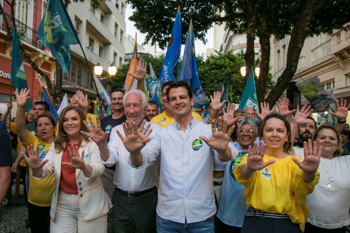 Recebido por multidão, Eduardo leva Onda 55 para o Calçadão da XV a 5 dias da eleição