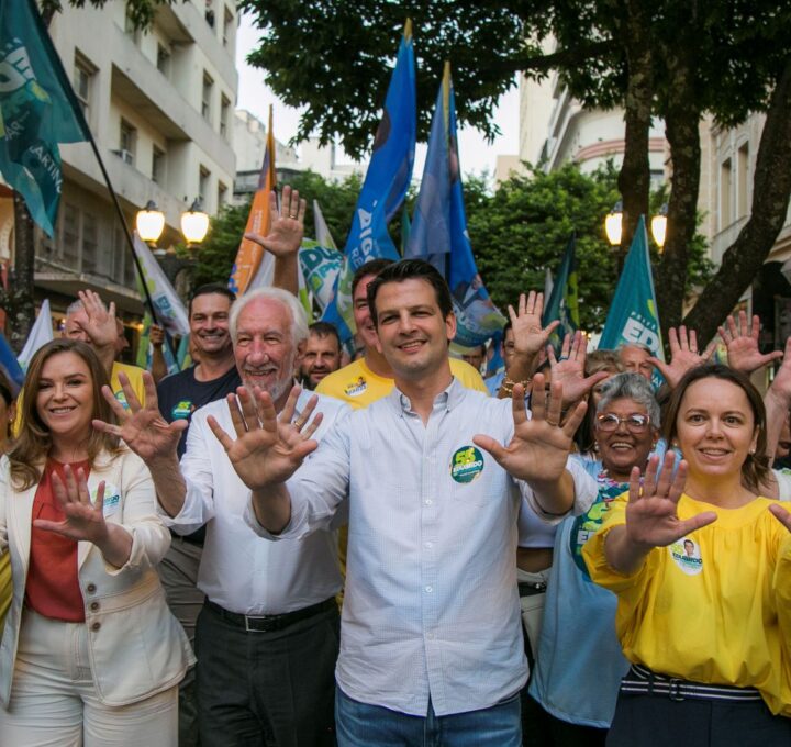 Recebido por multidão, Eduardo leva Onda 55 para o Calçadão da XV a 5 dias da eleição