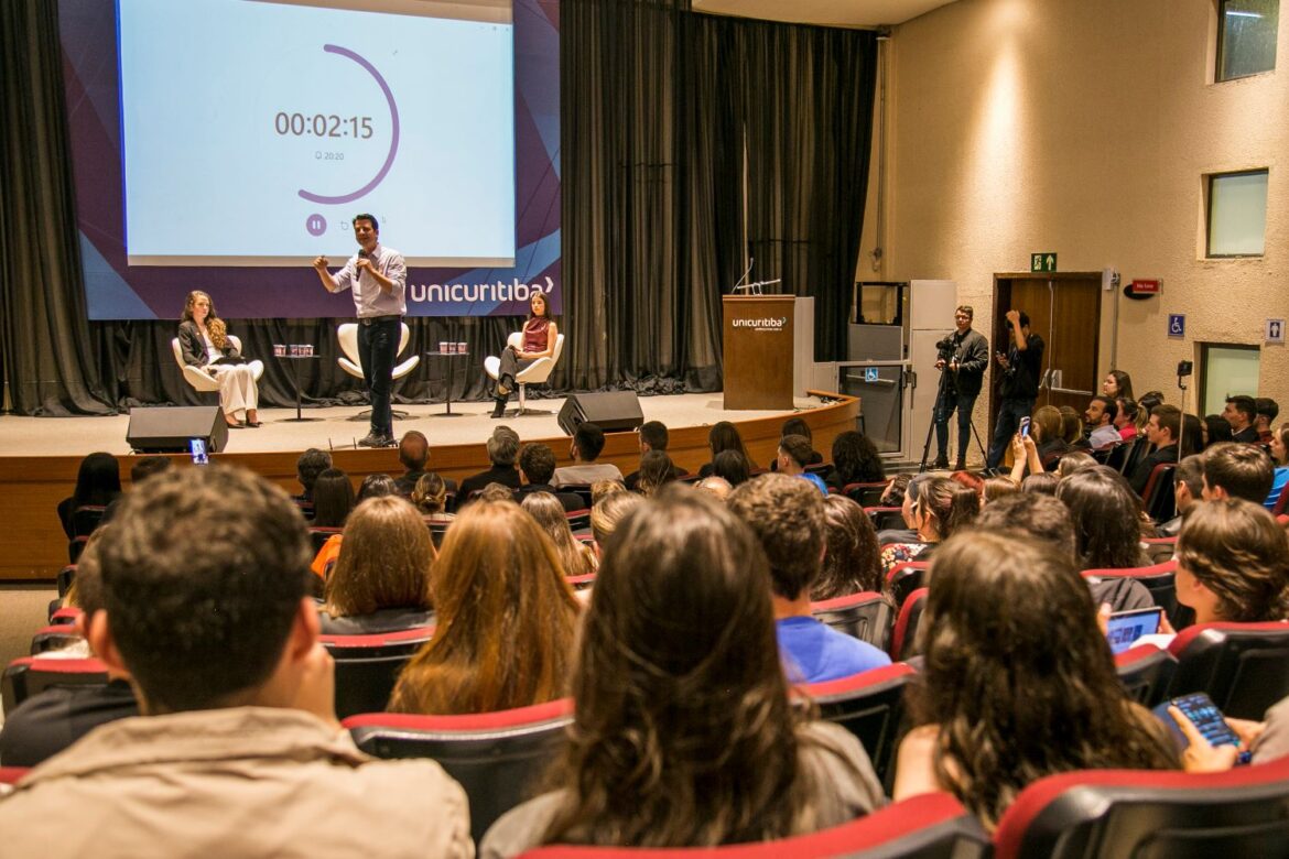 A universitários, Eduardo apresenta 4 prioridades em sua gestão como prefeito de Curitiba