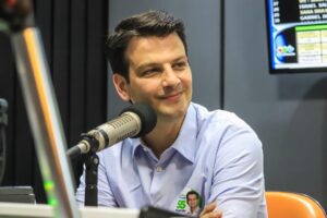 Em maratona de sabatinas, Eduardo mostra propostas, condena fake news e garante o avanço para Curitiba nos próximos quatro anos