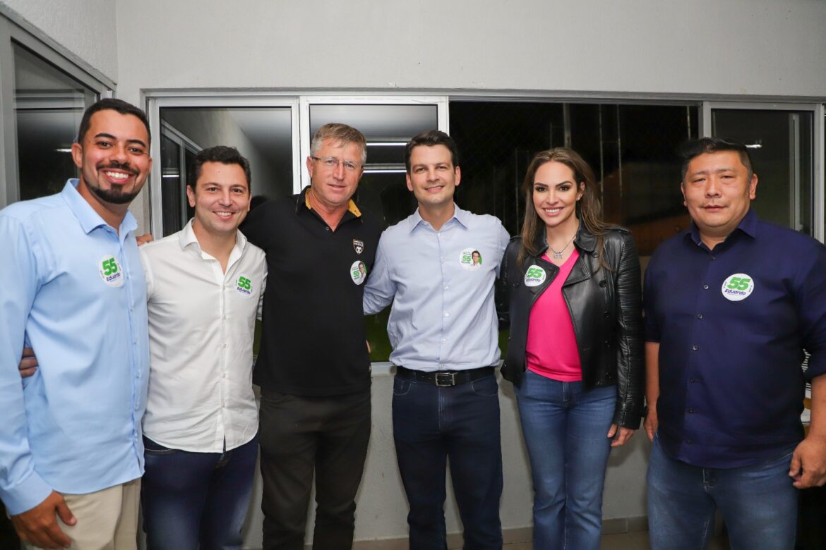 Ao lado de apoiadores, Eduardo comemora a liderança na primeira pesquisa divulgada do 2º turno