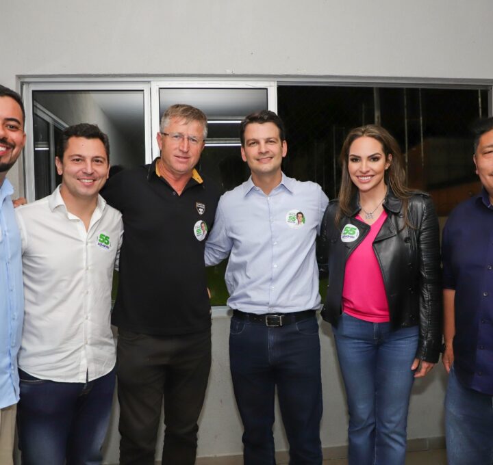 Ao lado de apoiadores, Eduardo comemora a liderança na primeira pesquisa divulgada do 2º turno