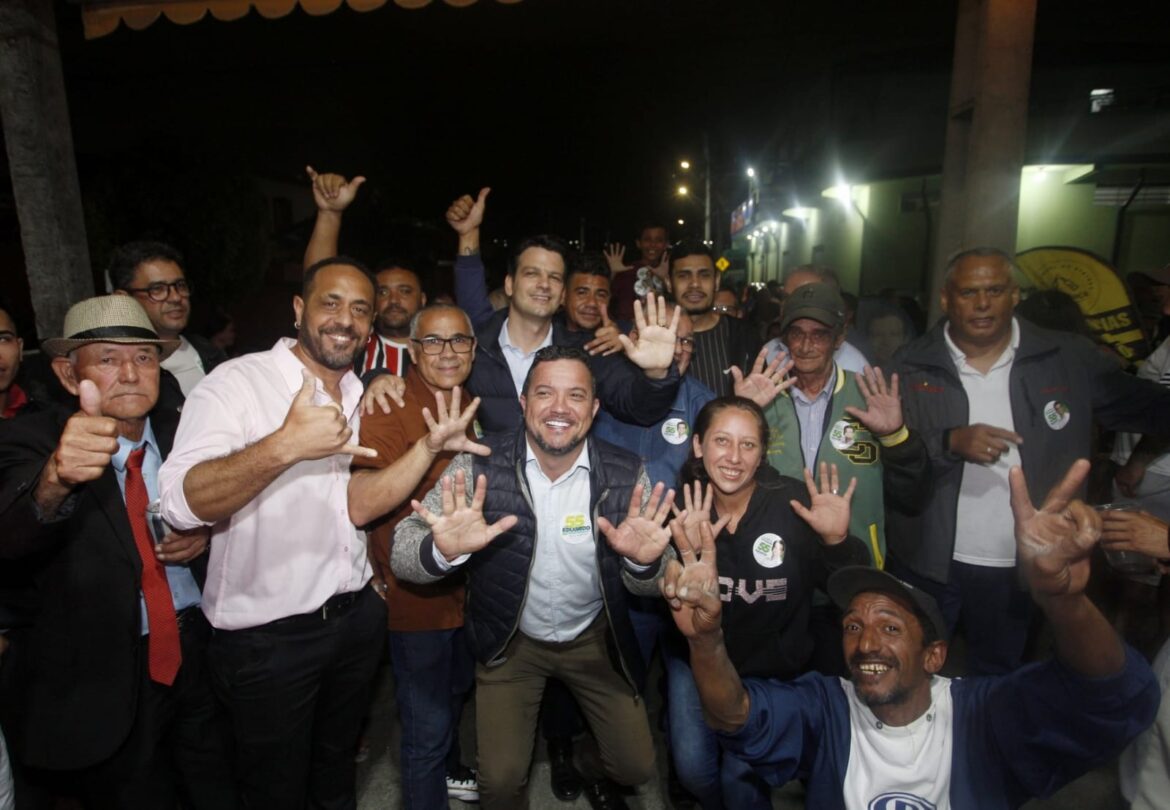 Eduardo é recebido com festa em comunidade onde entregou primeira obra como vice-prefeito