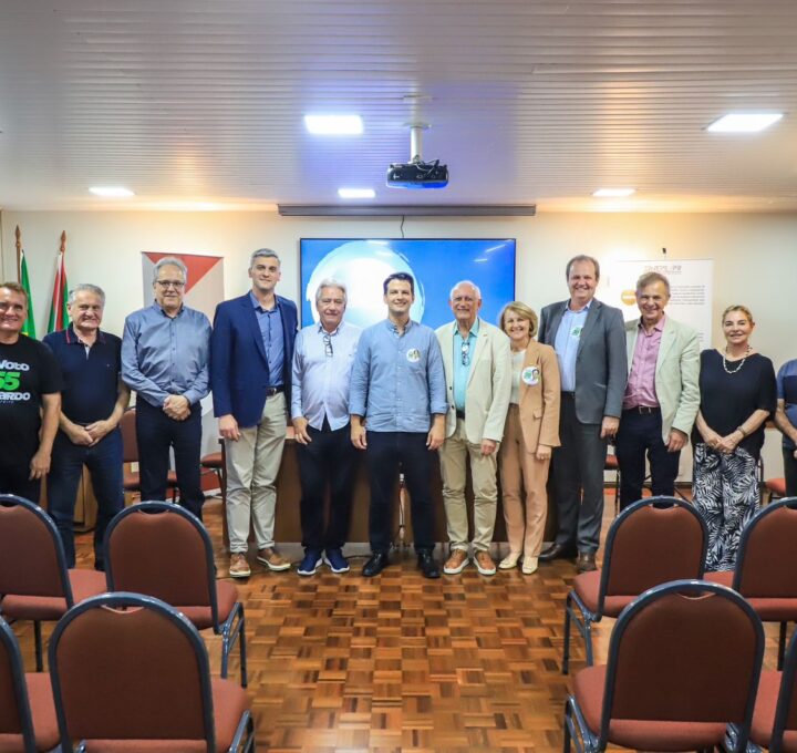 Eduardo destaca meta de levar Curitiba ao 1º lugar no Ideb em encontro com setor de educação