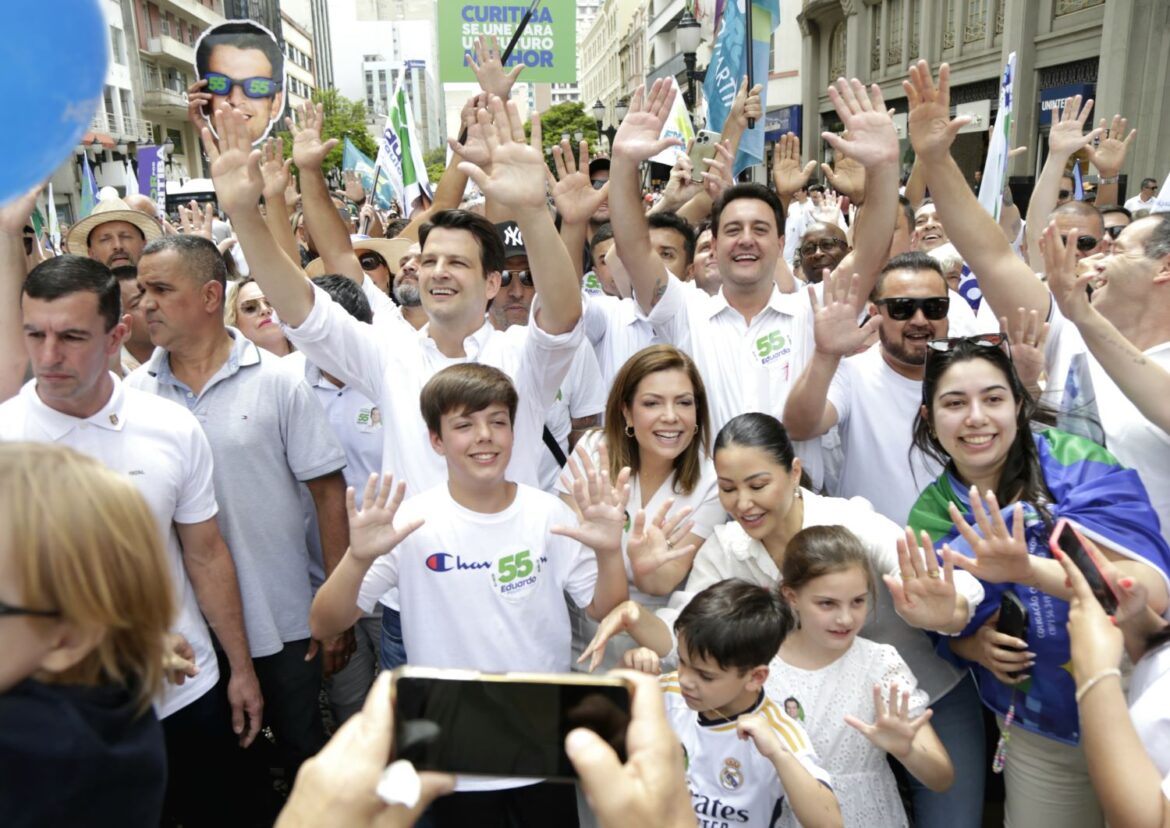 Na véspera da eleição, onda 55 de Eduardo toma conta do Centro de Curitiba na Caminhada da Família e União