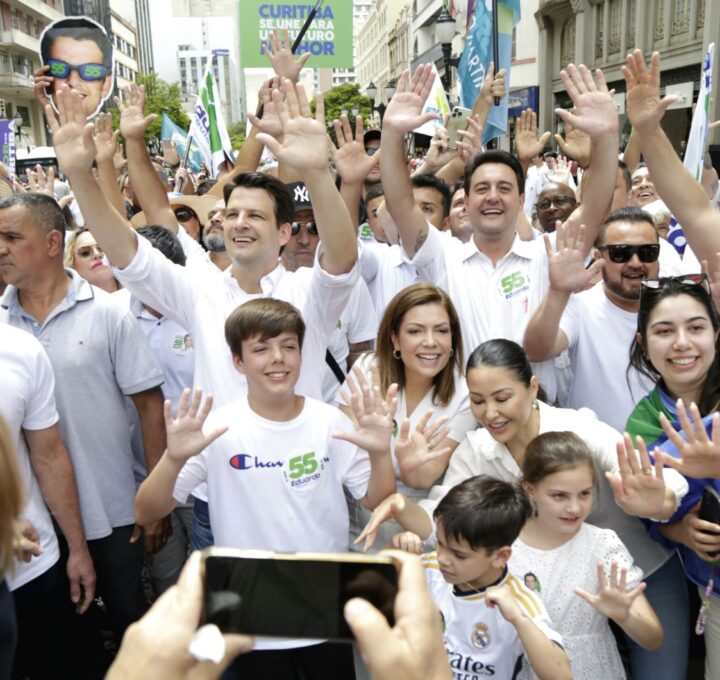 Na véspera da eleição, onda 55 de Eduardo toma conta do Centro de Curitiba na Caminhada da Família e União