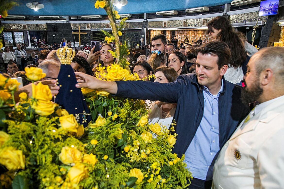 No dia da padroeira, Eduardo participa de missa com famílias curitibanas