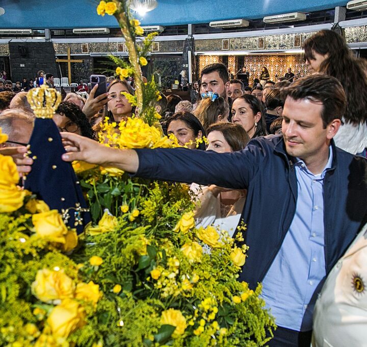 No dia da padroeira, Eduardo participa de missa com famílias curitibanas